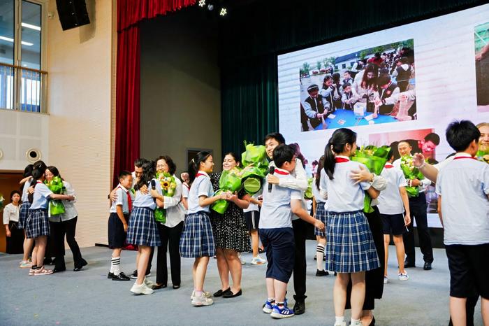 开云kaiyun-骊歌载道筑梦远行学大训诲慈溪文谷外邦语小学欢送首届卒业生(图3)