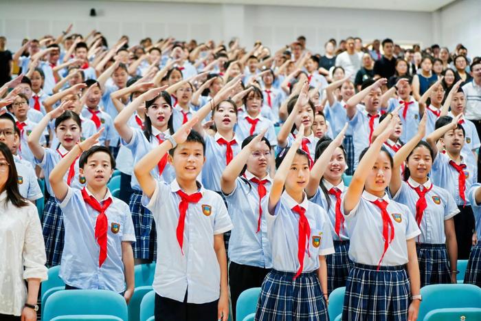 开云kaiyun-骊歌载道筑梦远行学大训诲慈溪文谷外邦语小学欢送首届卒业生