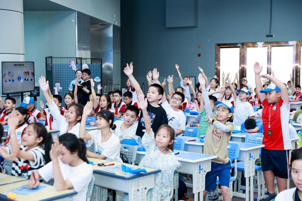 开云kaiyun-“追科学之光燃有趣之火”东源县260名学生走进广东科学核心(图1)